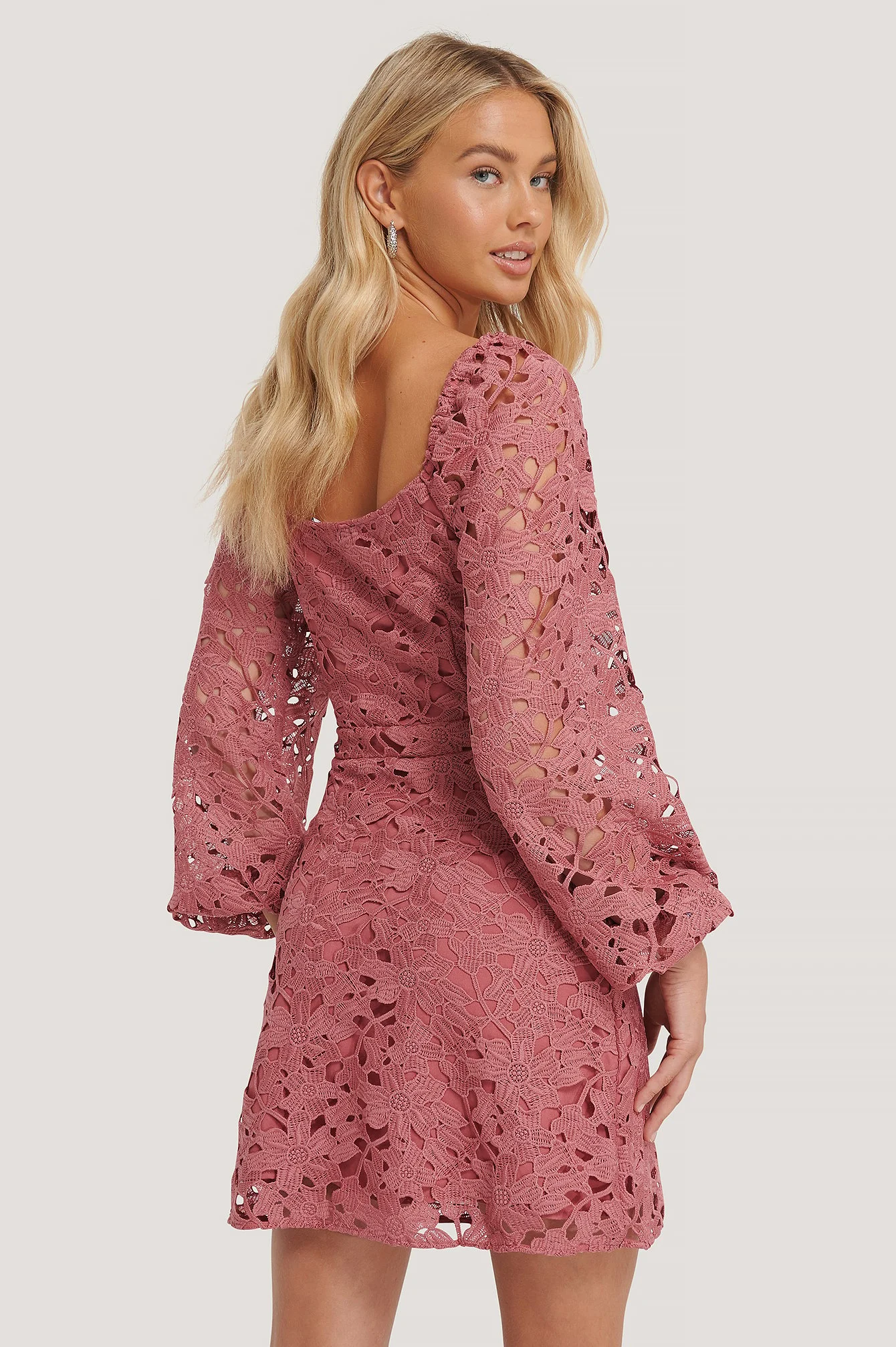 Geblümtes Häkelkleid