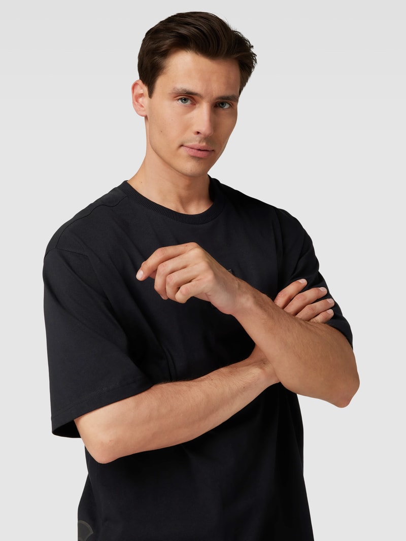 Oversized T-Shirt mit Label-Detail Modell 'Talboa Lotus' in schwarz