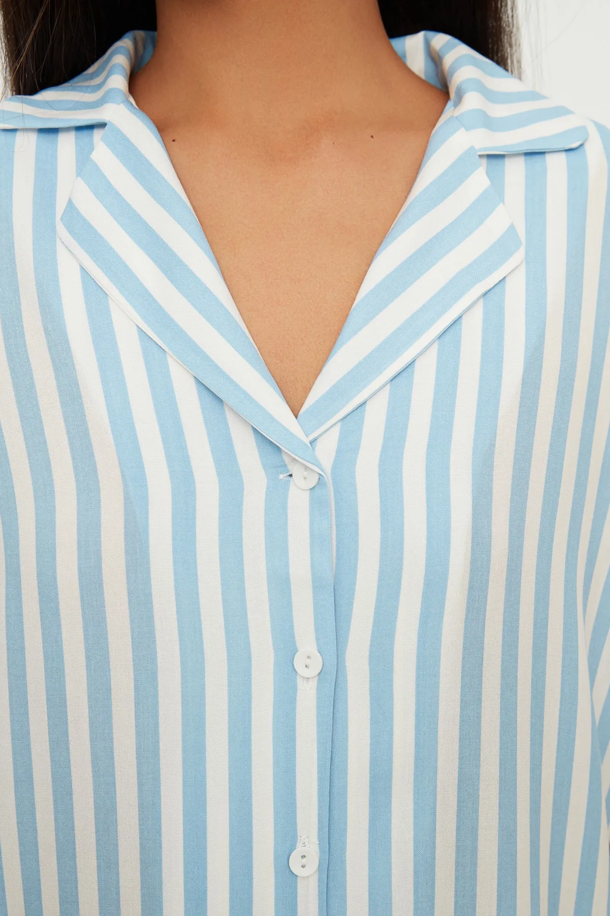 Trendyol Collection  Blau gestreiftes Viskose-Hemd-Shorts-Pyjama-Set mit weitem Schnitt THMSS21PT0179