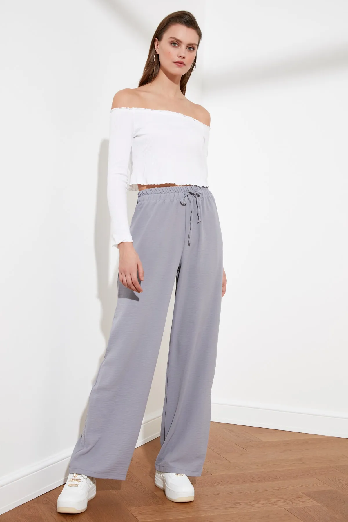 Trendyol Collection  Graue Webhose mit weitem Bein und elastischem Bund TWOSS21PL0248
