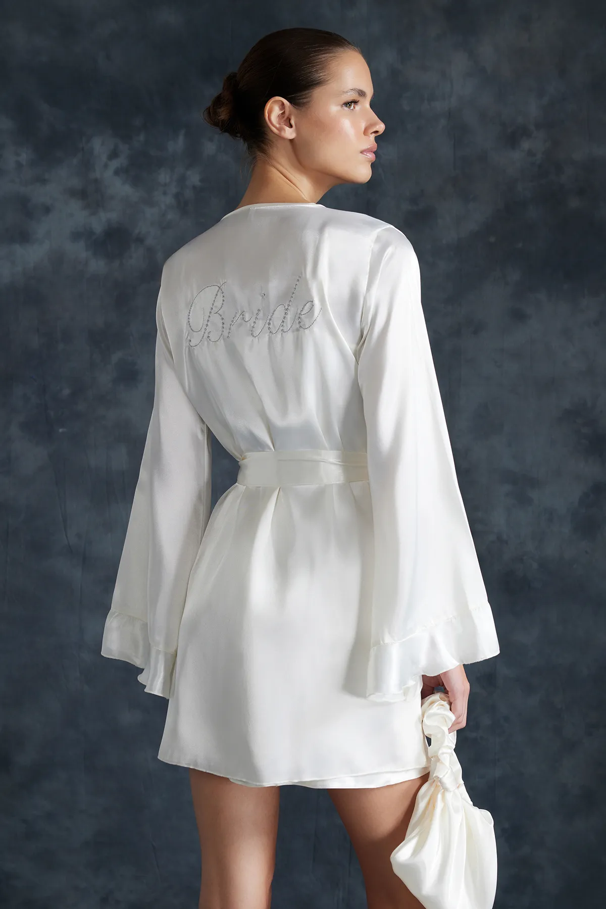 Trendyol Collection  Weißer Braut-Morgenmantel aus Satin mit Schwungrad und Stickerei auf der Rückseite, Geschenk-Morgenmantel aus Satin THMSS24SB00009