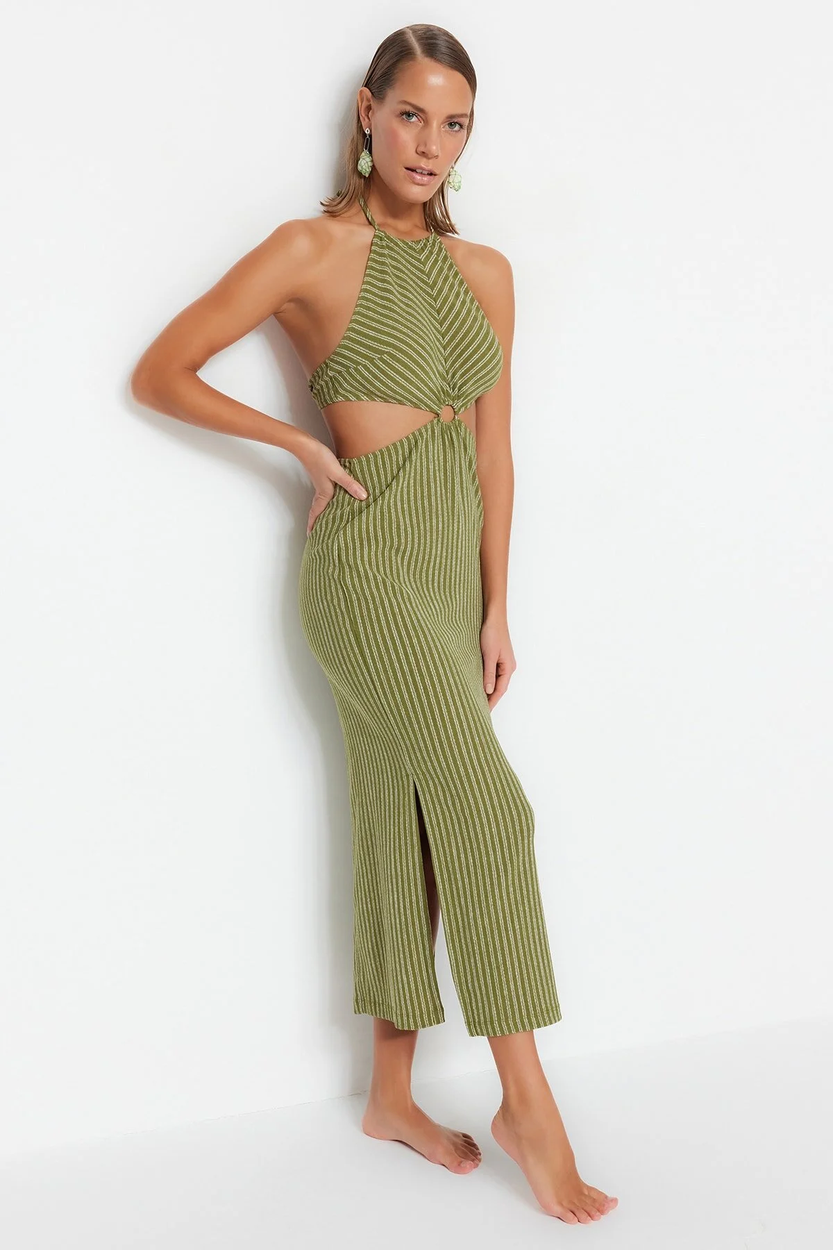 Trendyol Collection  Grün gestreiftes Maxi-Strickaccessoires-Strandkleid im Strick-Look TBESS23EL00066