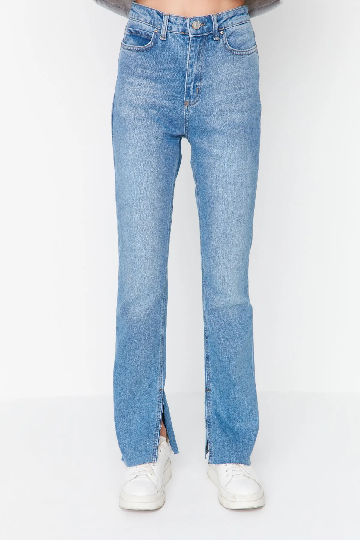 Trendyol Collection  Marineblaue Schlagjeans mit Schlitz und hoher Taille TWOAW22JE0382