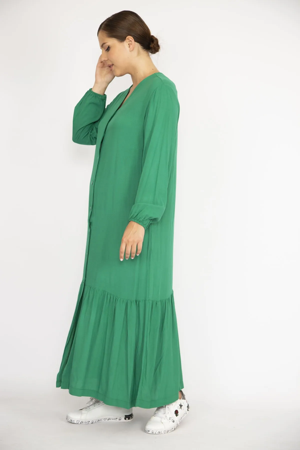 Şans  Grünes, großes Damenkleid aus gewebtem Viskosestoff mit Knöpfen vorne und langen Ärmeln 65n36694