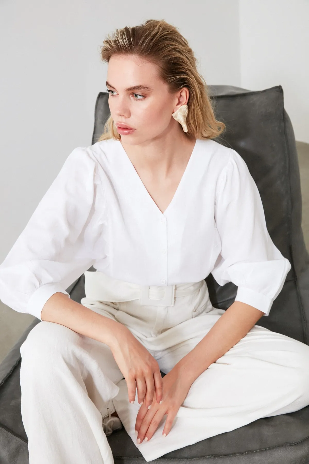 Trendyol Collection  Weißes gewebtes Hemd mit Fledermausärmeln - Regular Fit TWOSS20GO0076