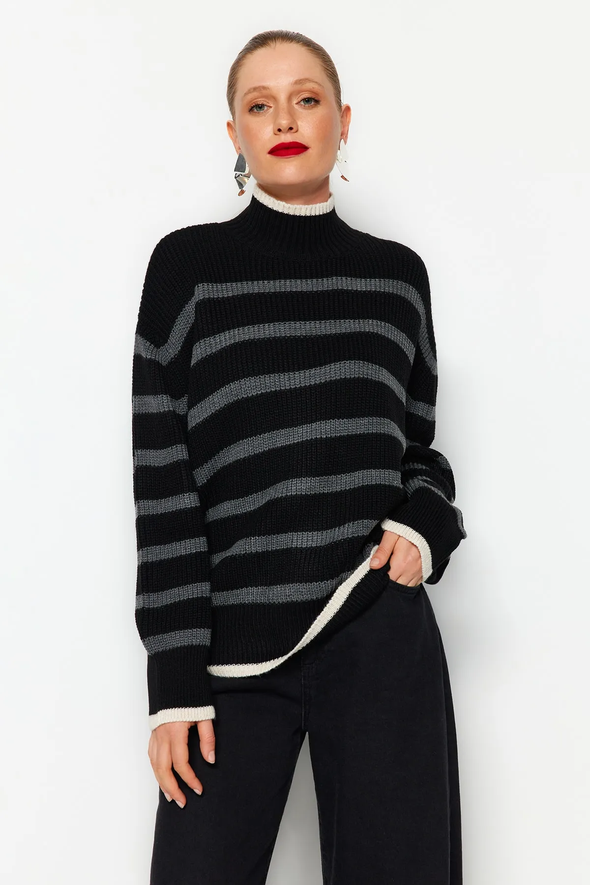 Trendyol Collection  Schwarzer, gestreifter Strickpullover mit weiter Passform TWOAW23KZ01446