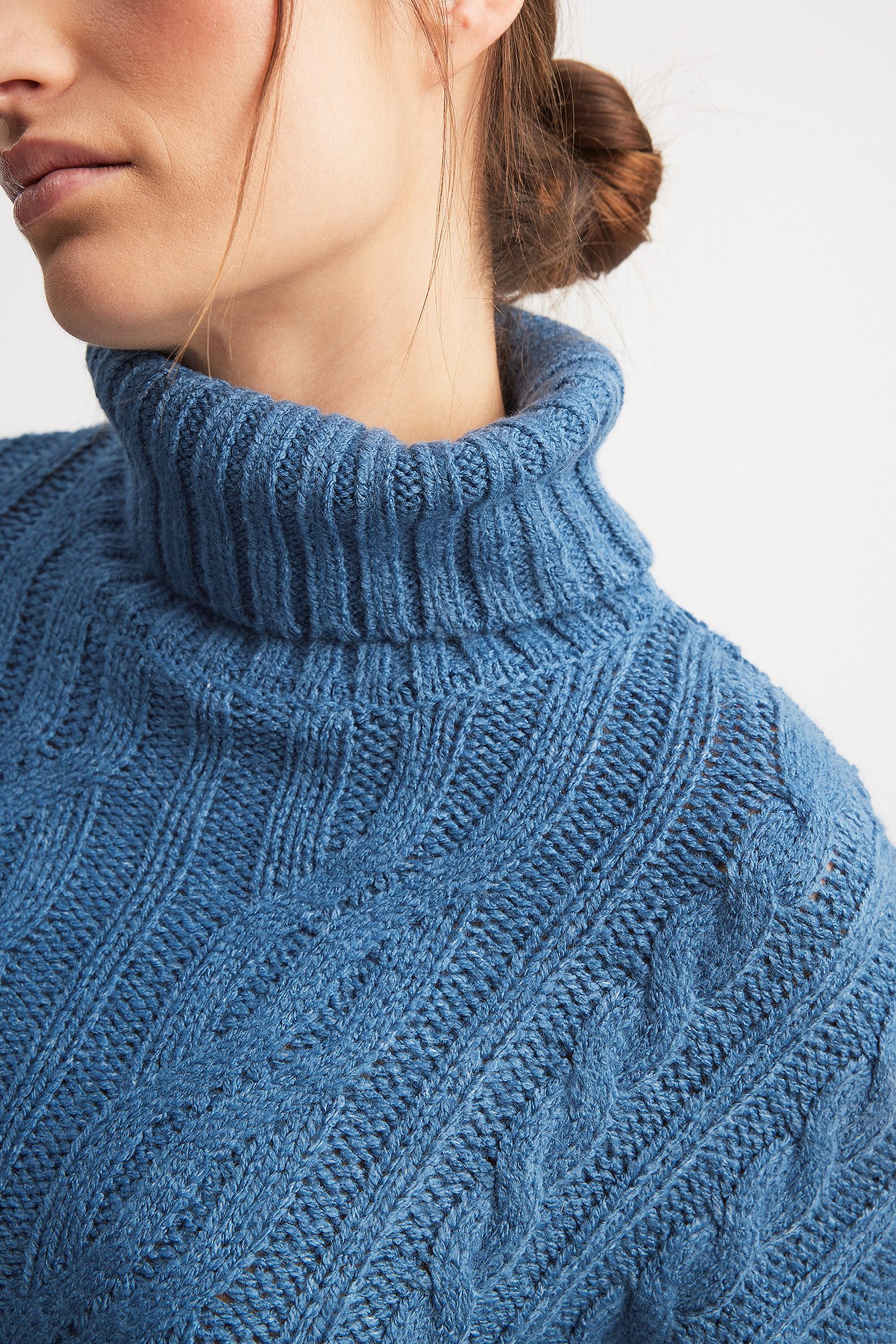 Strickpullover mit Zopfmuster und Rollkragen