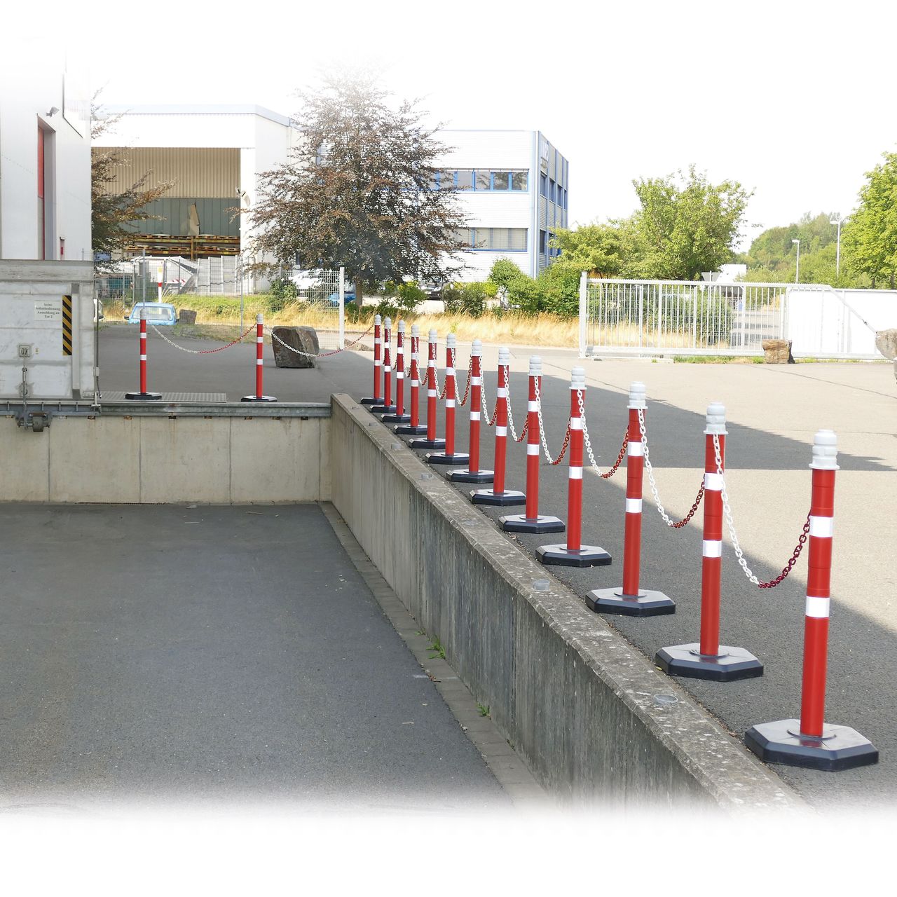 BRB Ketten- / Warnständer Komplett-Set mit 15 Ketten-Warnständern, Rohr Ø 70 mm, Höhe 1000 mm, Kette 28 m, Kunststoff-Fuß betongefüllt