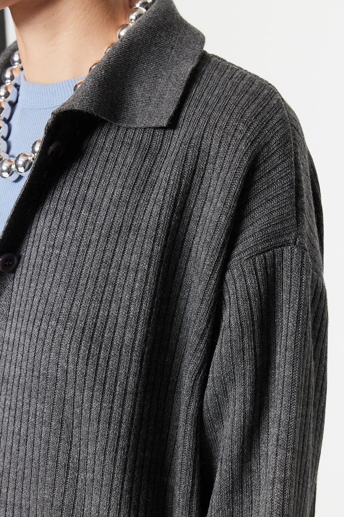 Trendyol Modest  Anthrazitfarbenes Strickset mit Cardigan und Hose und Schlitzdetail TCTAW23US00028