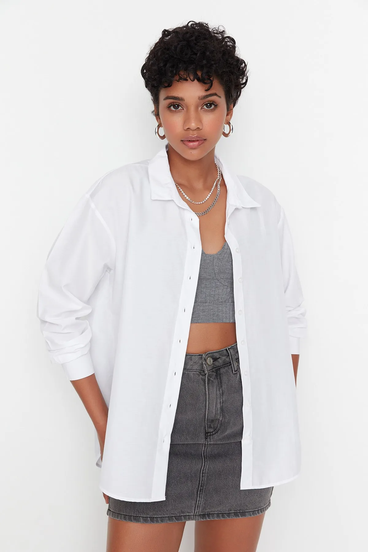 Trendyol Collection  Weißes, locker sitzendes Hemd aus Baumwollgewebe TWOAW20GO0107
