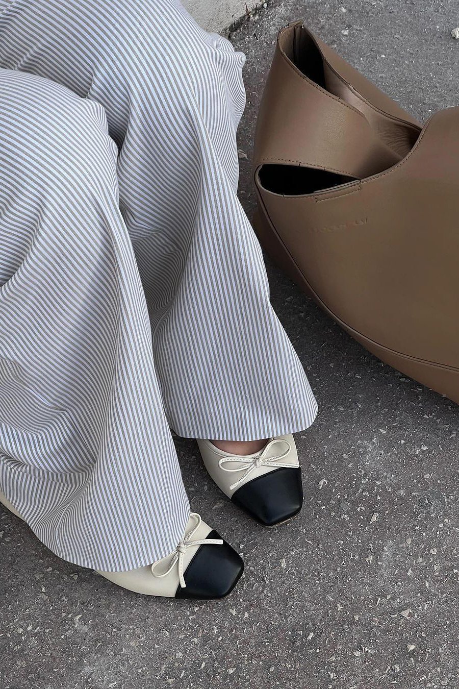 Ballerinas mit konstrastreicher Spitze