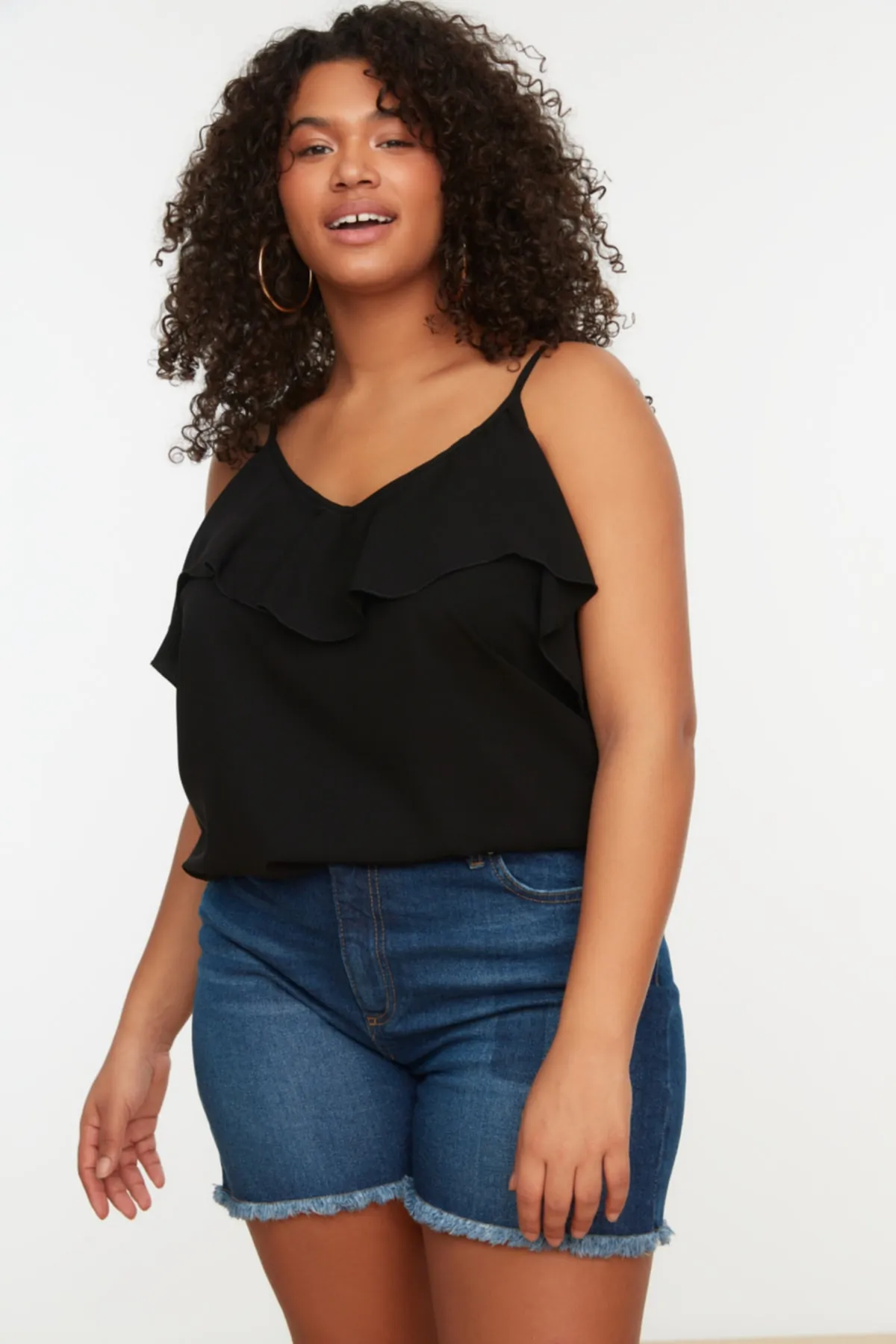 Trendyol Curve  Schwarze gewebte Bluse mit Volantkragen TBBSS22AF0023