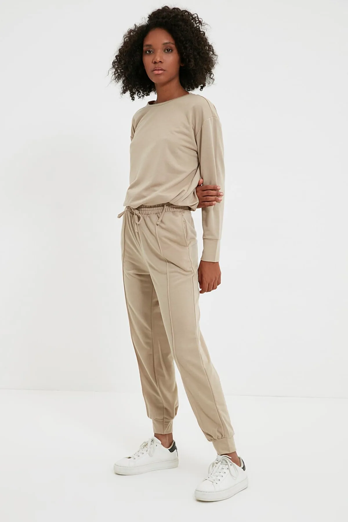 Trendyol Collection  Beiges Pyjama-Set aus 2-fädigem Strick mit detaillierten Nähten THMAW22EM0101