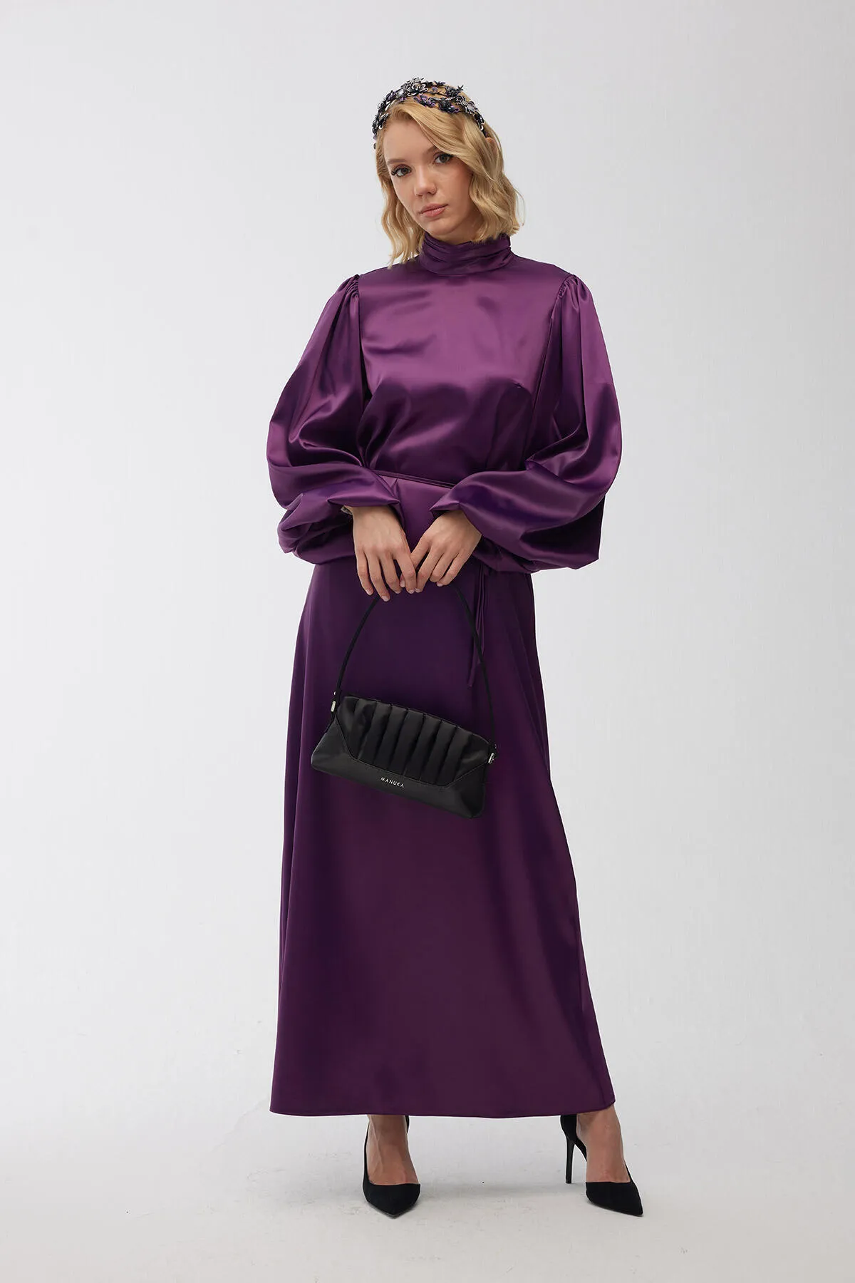 Manuka  Abendkleid aus Satin mit Ballonärmeln in Lila
