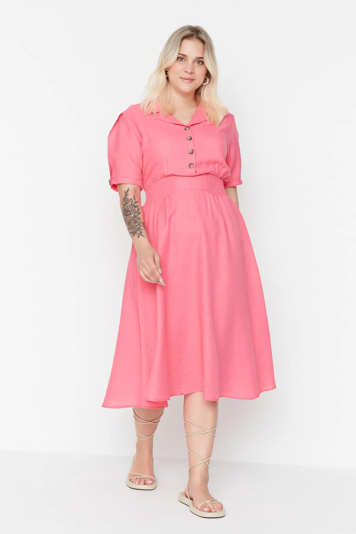 Trendyol Curve  Rosa gewebtes Kleid mit Zierstreifen und Knopfdetails TBBSS22EL1563