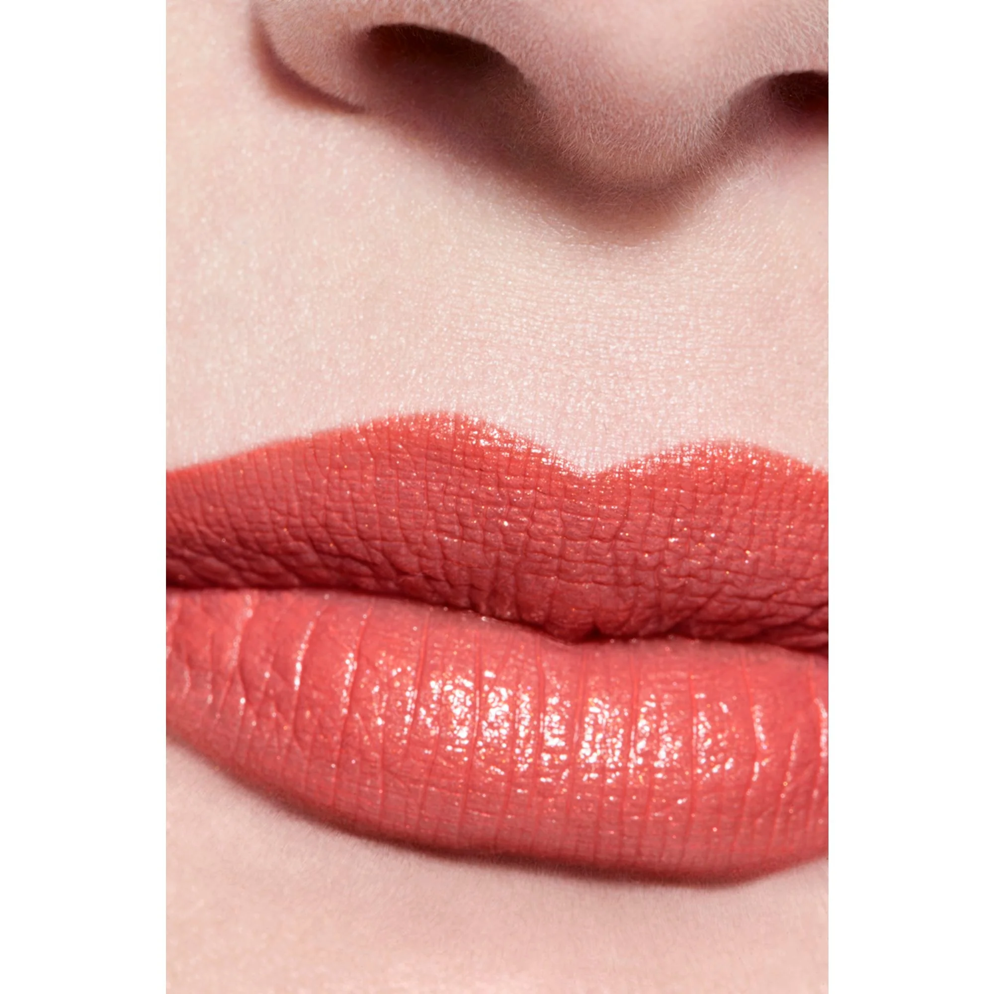 ROUGE ALLURE L'EXTRAIT - LA BARRA DE LABIOS DE ALTA INTENSIDAD CON EXTRACTO DE LUZ Y CUIDADO. RECARGABLE.