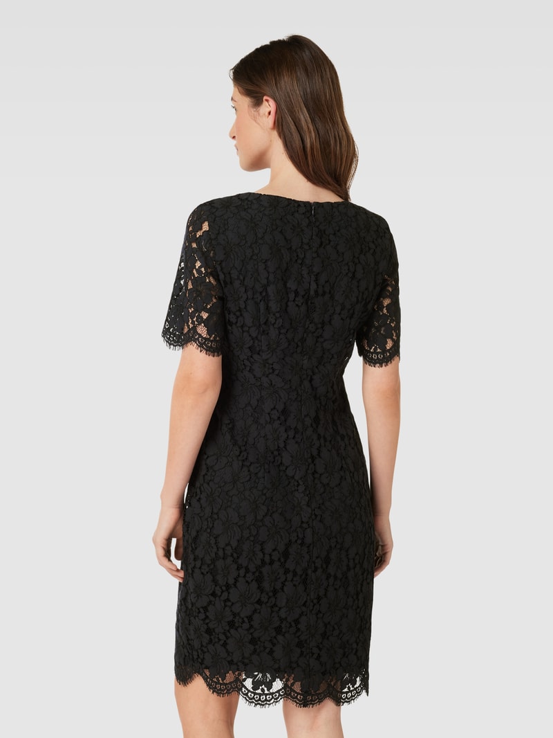 Knielanges Kleid mit Lochmuster in schwarz