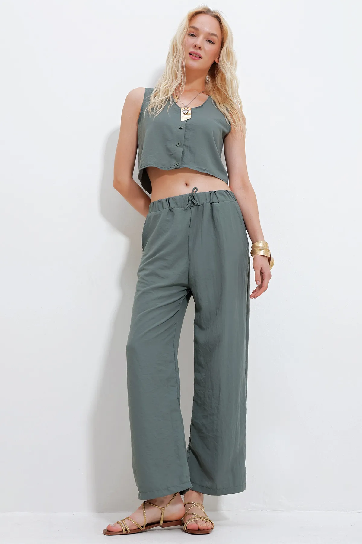 Trend Alaçatı Stili  Damen-Set aus Khaki-Bluse mit V-Ausschnitt und Knöpfen und elastischer Taille, Palazzo-Hose, Unterteil und Oberteil, Alc-X11738