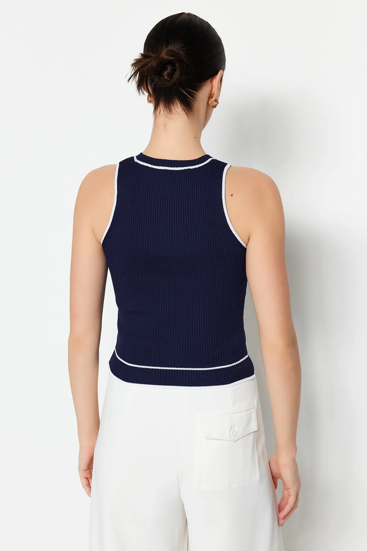 Trendyol Collection  Marineblaue Basic-Strickbluse mit Blockfarben TWOSS23BZ00611