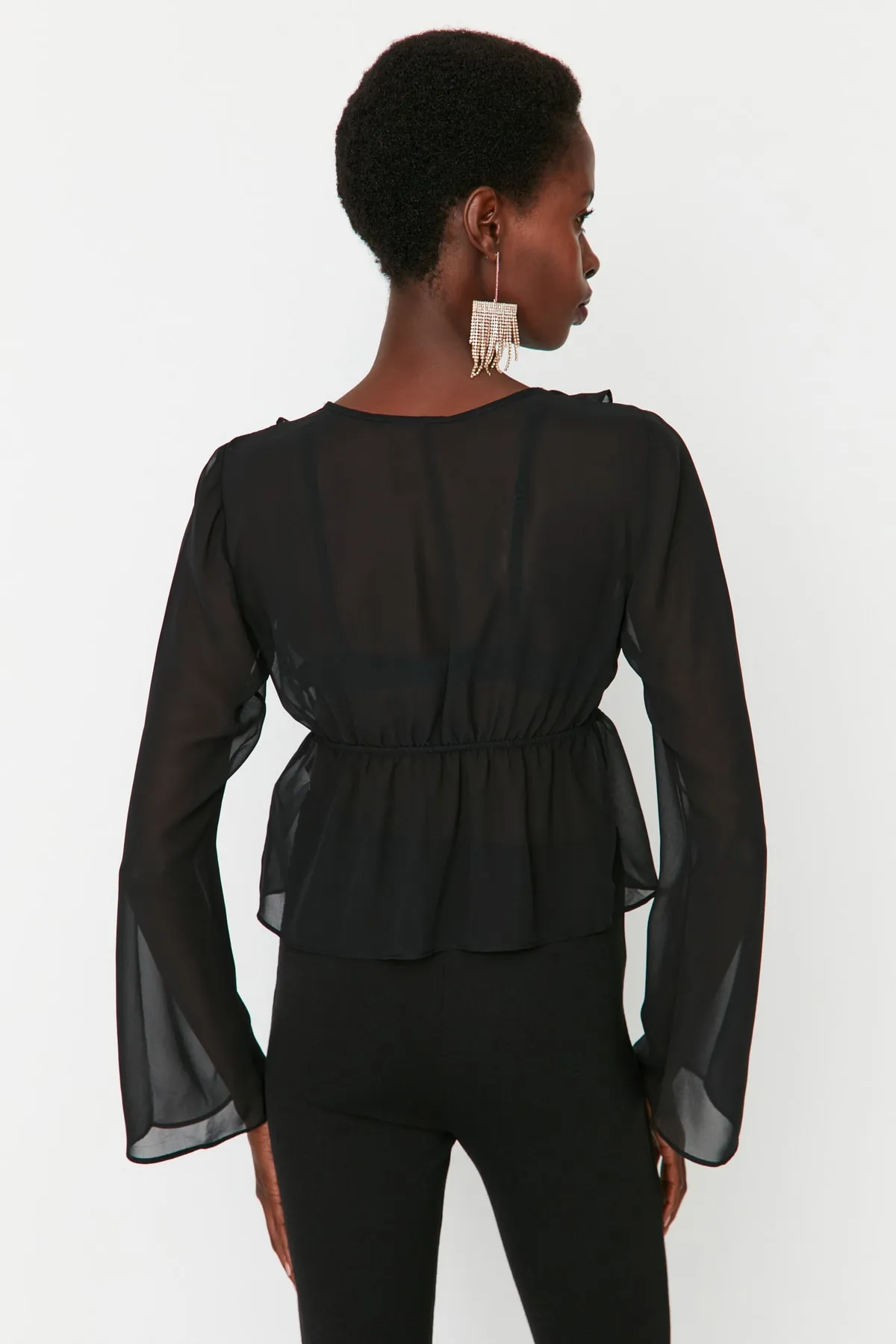 Trendyol Collection  Schwarze, gebundene, ungefütterte Chiffonbluse TPRAW23BZ00070