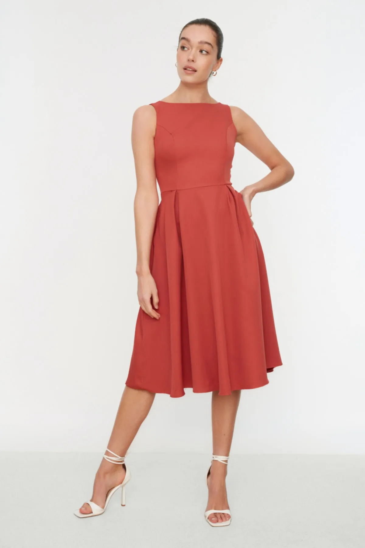 Trendyol Collection  Dried Rose Taillenöffnung Midi-Plissee-Webkleid TWOSS20EL0980