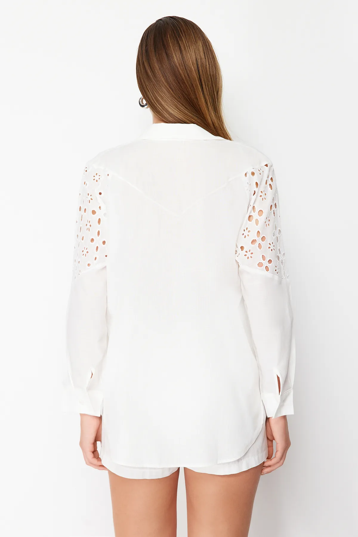Trendyol Collection  Weißes, gewebtes, besticktes Hemd-Shorts-Set aus 100 % Baumwolle TBESS24AU00029