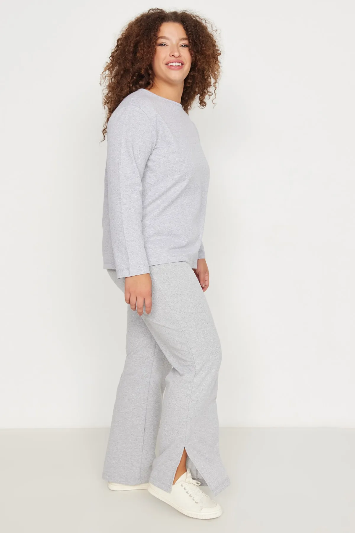 Trendyol Curve  Graues gestricktes Pyjama-Set mit Schlitzen an den Beinen TBBAW23AI00055