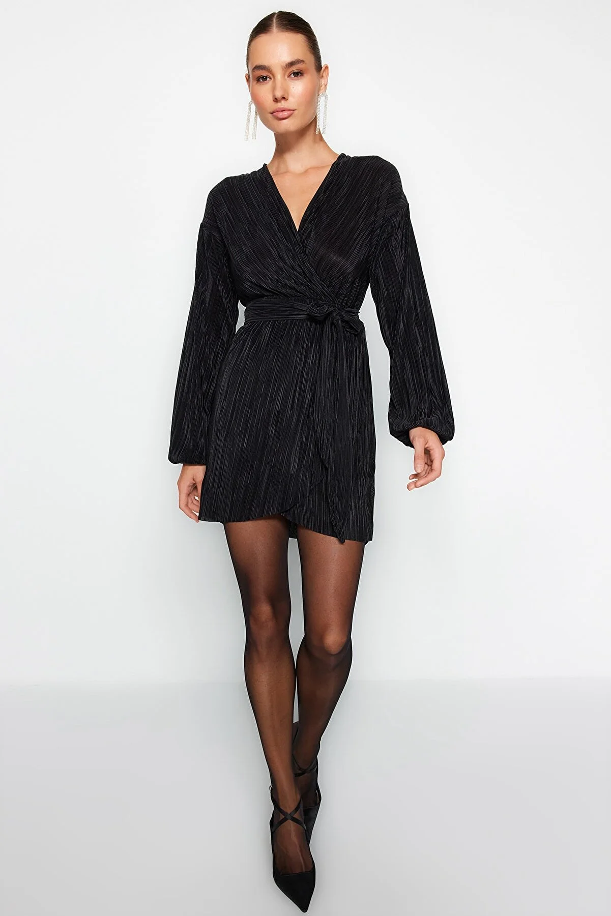 Trendyol Collection  Schwarzes elegantes Abendkleid mit Gürtel und Taillenöffnung/Skater-Strick, gefüttert und plissiert TPRAW24EL00108