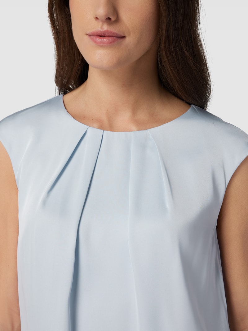 Bluse mit gelegten Falten in hellblau