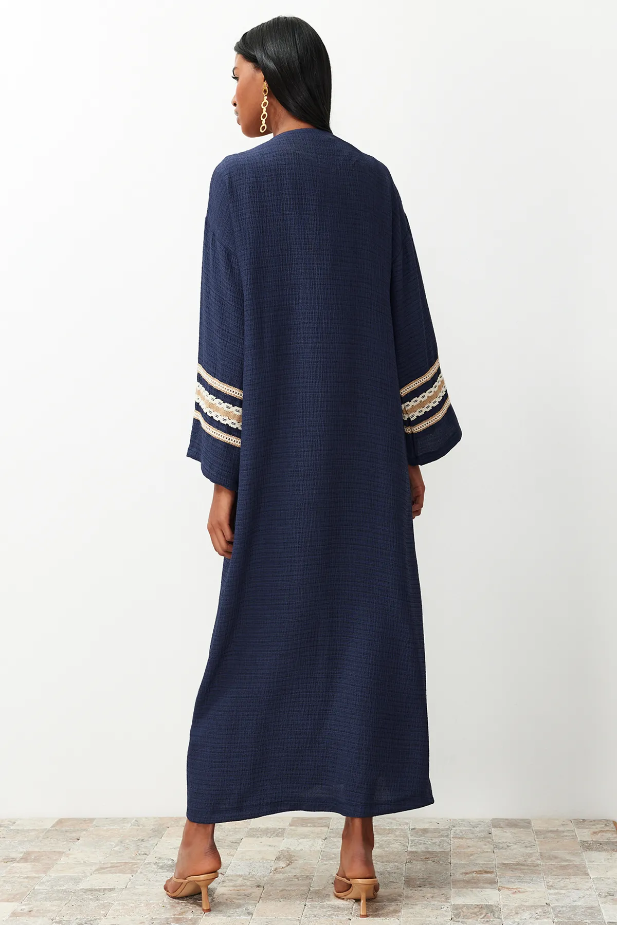 Trendyol Modest  Langer gewebter Kimono & Kaftan & Abaya mit Indigo-Brode-Details TCTSS24KF00006