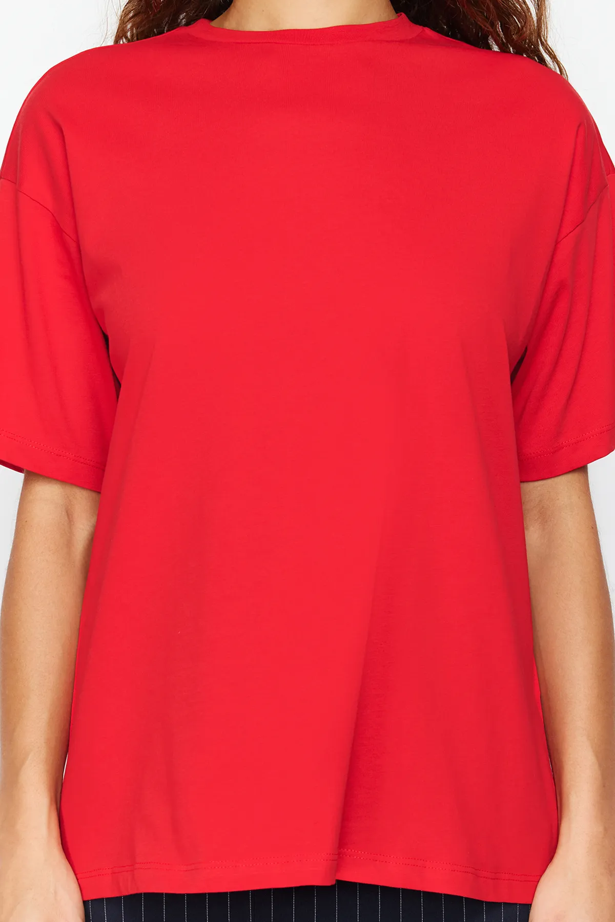 Trendyol Collection  Rotes, übergroßes/weites Strick-T-Shirt mit Rundhalsausschnitt aus 100 % Baumwolle TWOSS20TS0134