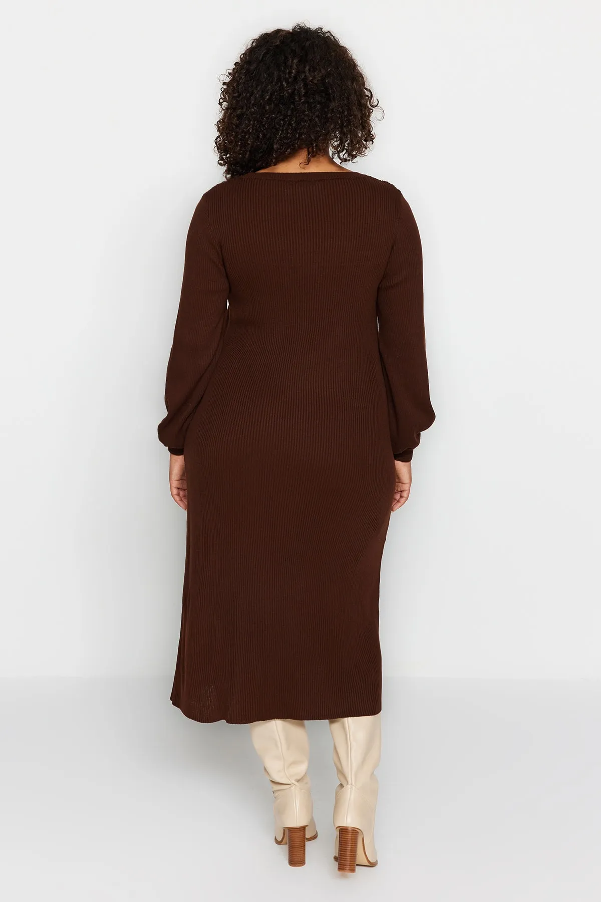 Trendyol Curve  Braunes Strickkleid mit Knöpfen und detailliertem Schlitz TBBAW24AH00009