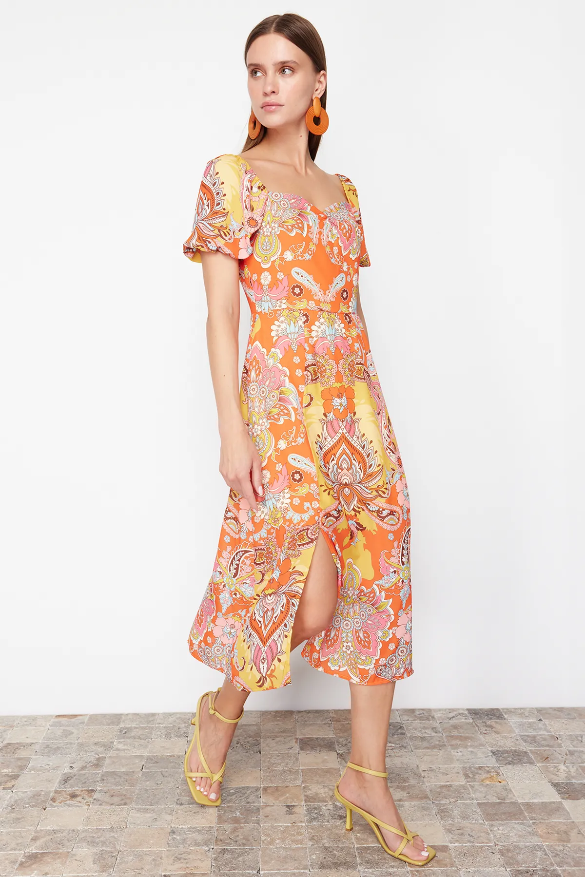 Trendyol Collection  Oranges gemustertes gewebtes Midikleid mit quadratischem Ausschnitt und Schlitz TWOSS23EL01846