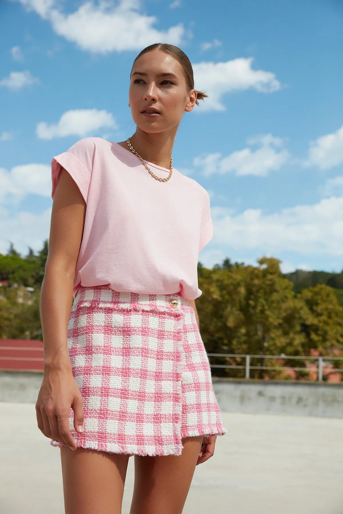 Trendyol Collection  Rosa Basic-Strick-T-Shirt mit Rundhalsausschnitt aus 100 % Baumwollwatte TWOSS20TS0021