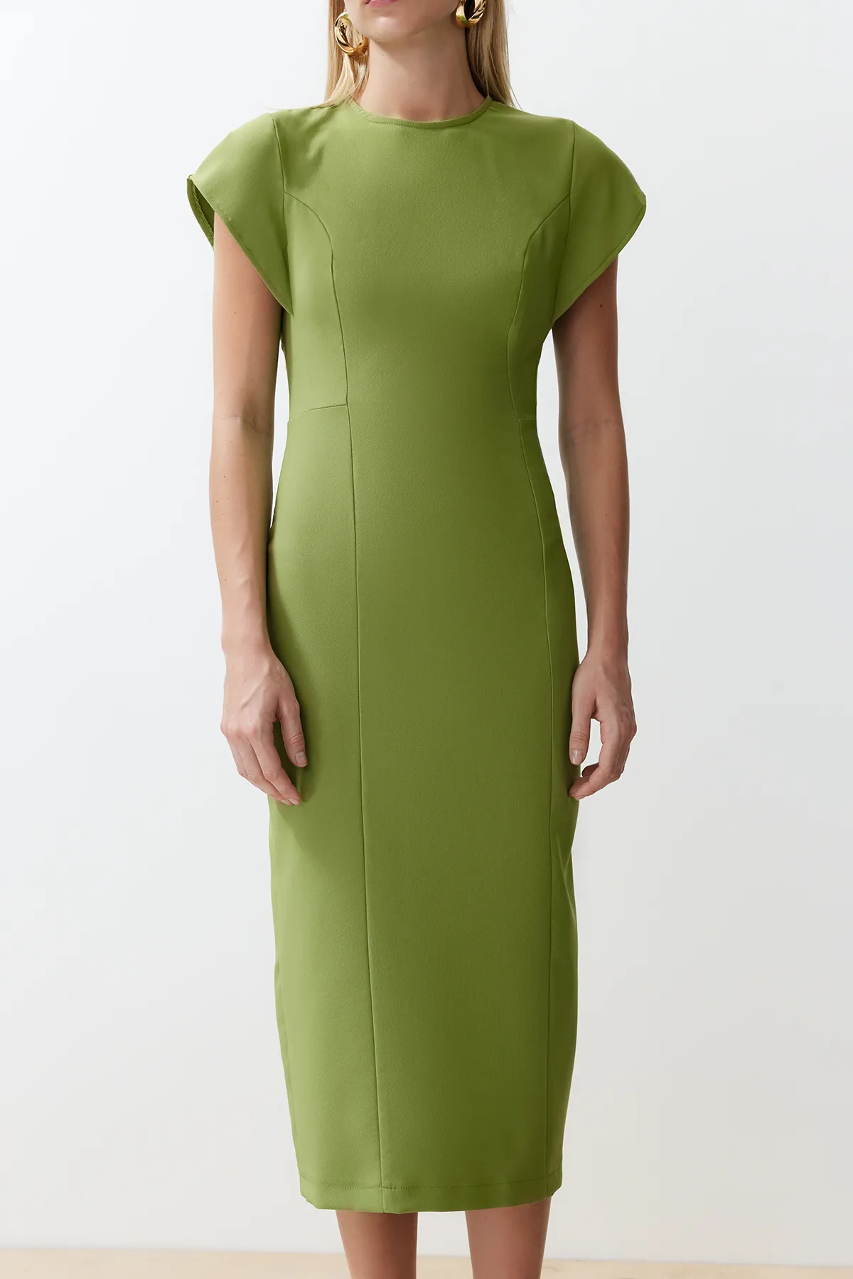 Trendyol Collection  Grünes Body-Wickel-Midikleid mit niedrigen Ärmeln und Rundhalsausschnitt aus Webstoff TWOSS24EL00608