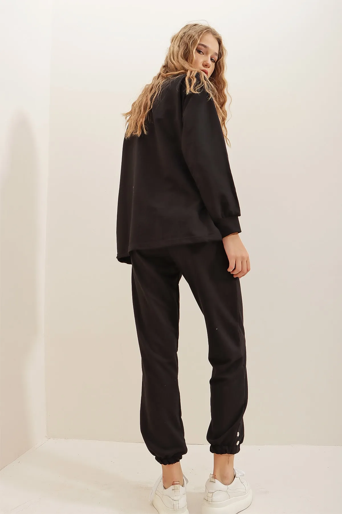 Trend Alaçatı Stili  Schwarzes Trainingsanzug-Set mit Rundhalsausschnitt und seitlichen Knöpfen für Damen ALC-X7228