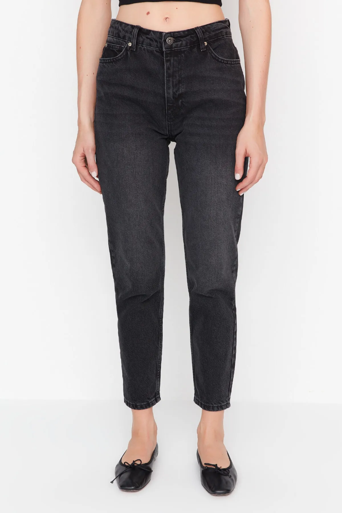 Trendyol Collection  Schwarze, nachhaltigere High Bel Mom Jeans TWOAW23JE00369