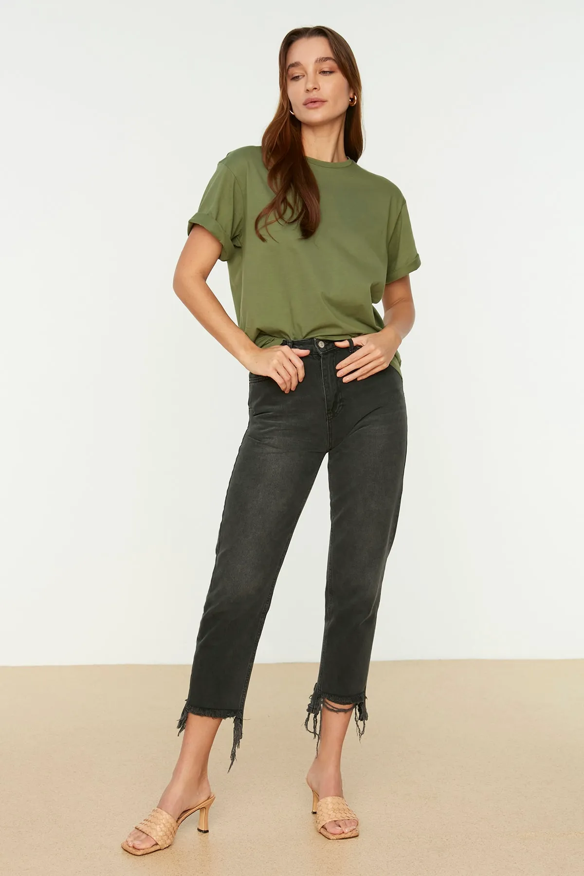 Trendyol Collection  Khakifarbenes T-Shirt mit Rundhalsausschnitt, 100 % Baumwolle, weite Passform - TWOSS20TS0134