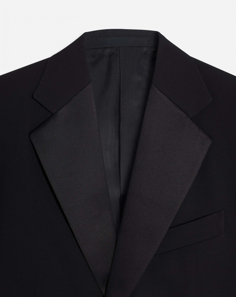 VESTE À SIMPLE BOUTONNAGE AVEC POCHES À RABAT ET REVERS EN SATIN