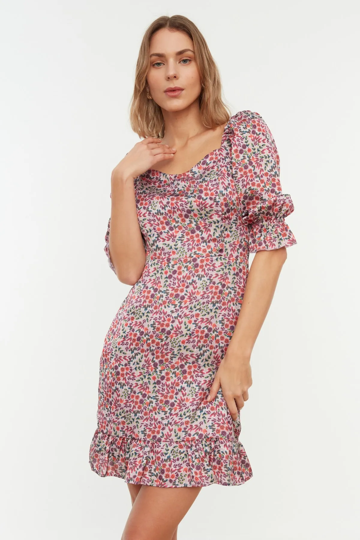 Trendyol Collection  Mehrfarbiges, figurbetontes, gewebtes Minikleid mit Blumenmuster und Futter TWOSS21EL0864