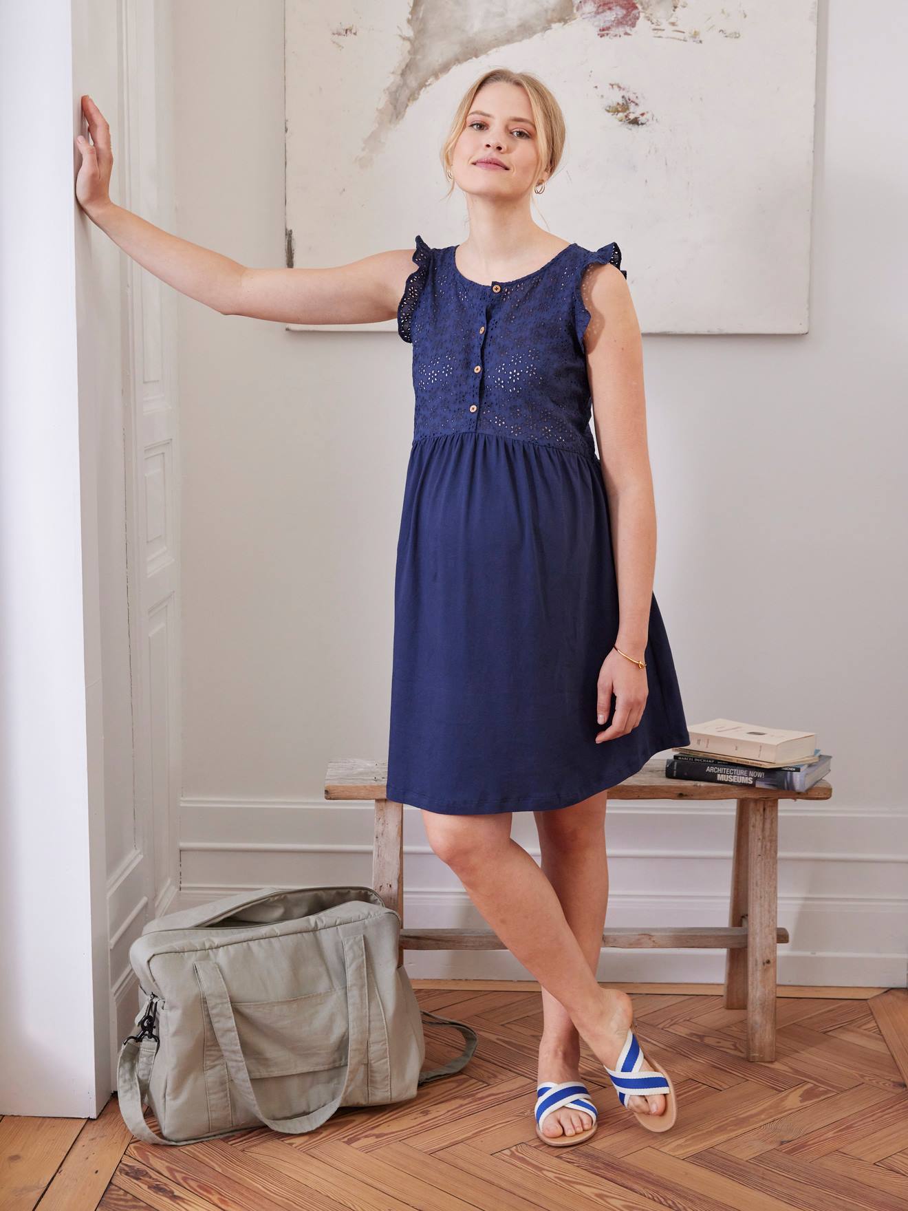 Robe courte en maille et broderie anglaise grossesse et allaitement gris perle