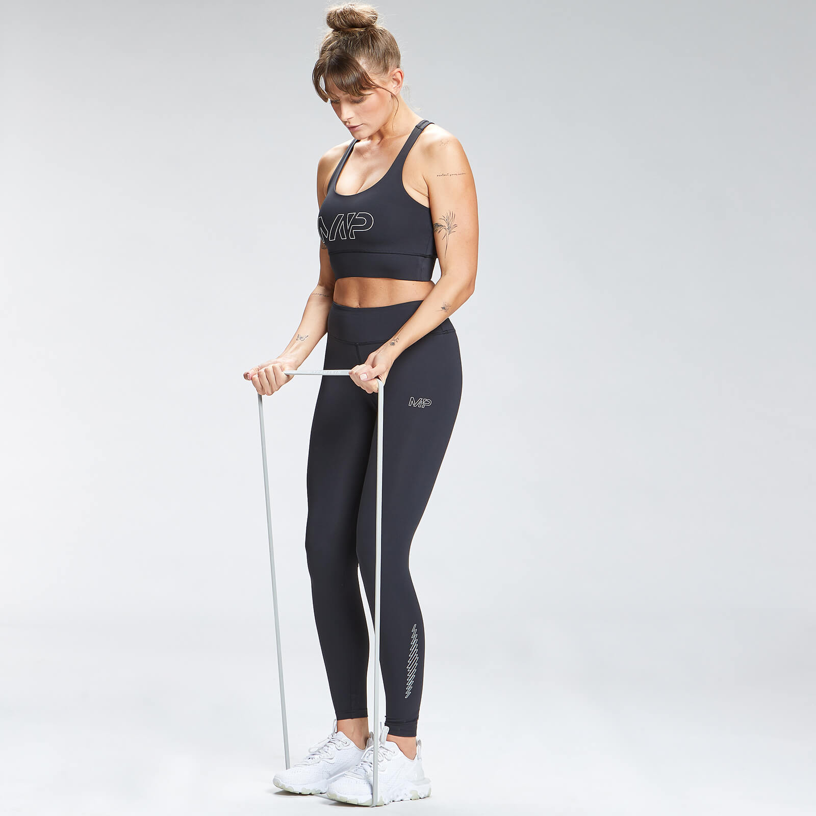 Brassière de sport à imprimé répétitif MP Mark Graphic Training pour femmes – Noir