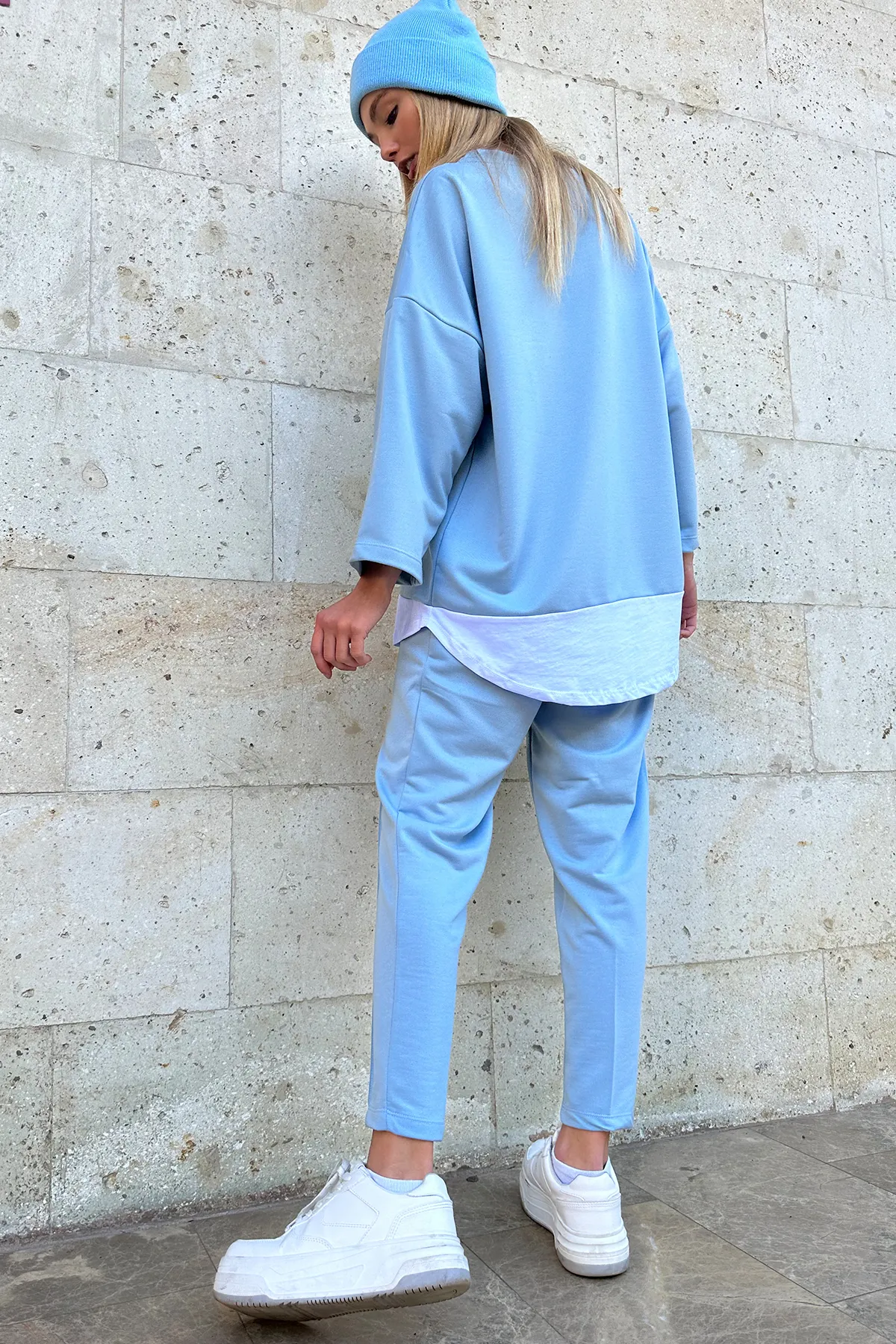 Trend Alaçatı Stili  Hellblaues Damen-Set mit verzierter Bluse mit Rundhalsausschnitt und gerippter, genähter Hose mit doppelten Taschen ALC-X8175
