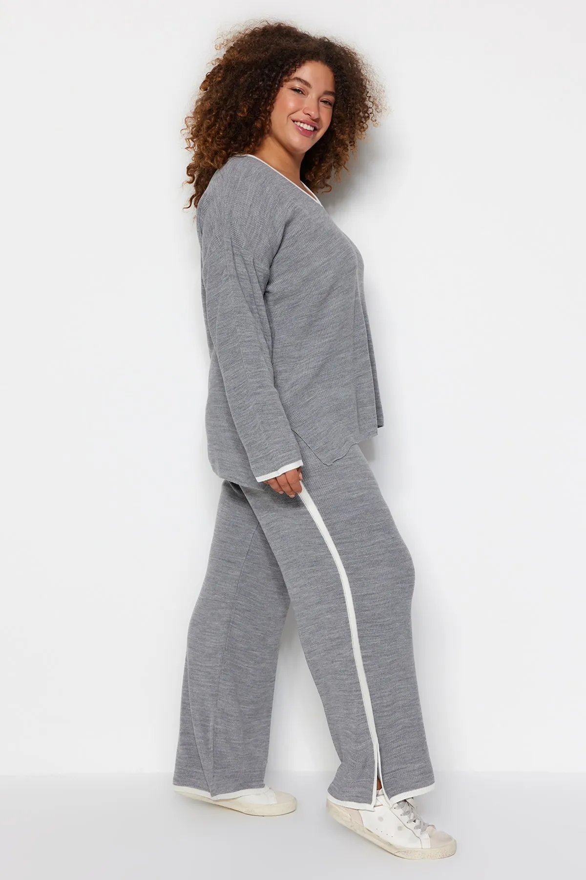 Trendyol Curve  Grau meliertes Strickoberteil und -unterteil mit V-Ausschnitt TBBAW24CP00011