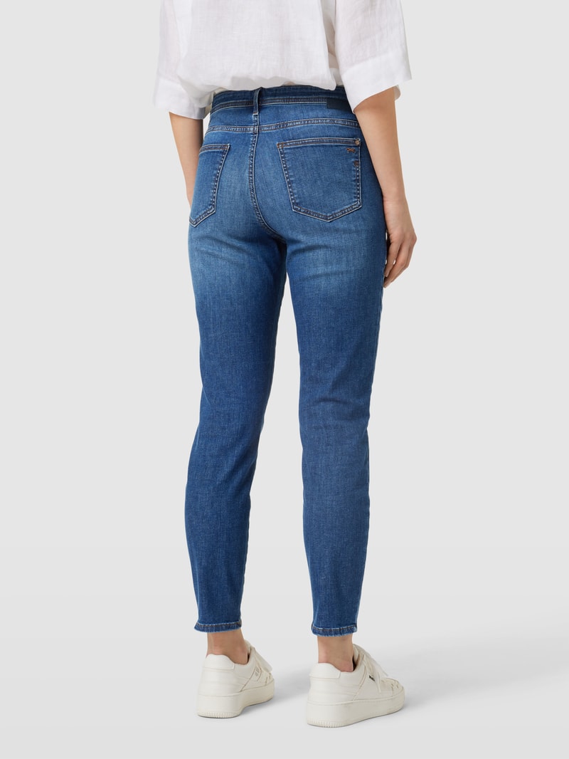 Jeans mit Label-Patch in blau