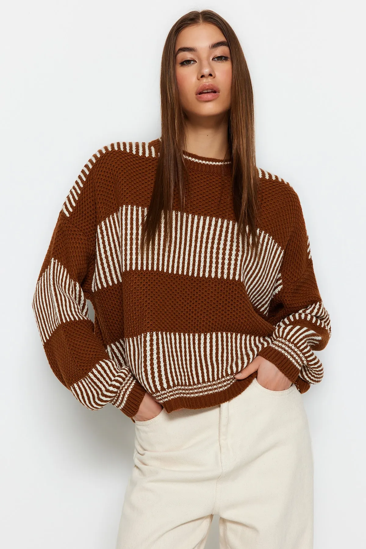 Trendyol Collection  Brauner Strickpullover mit Farbblockdesign TWOAW23KZ00012