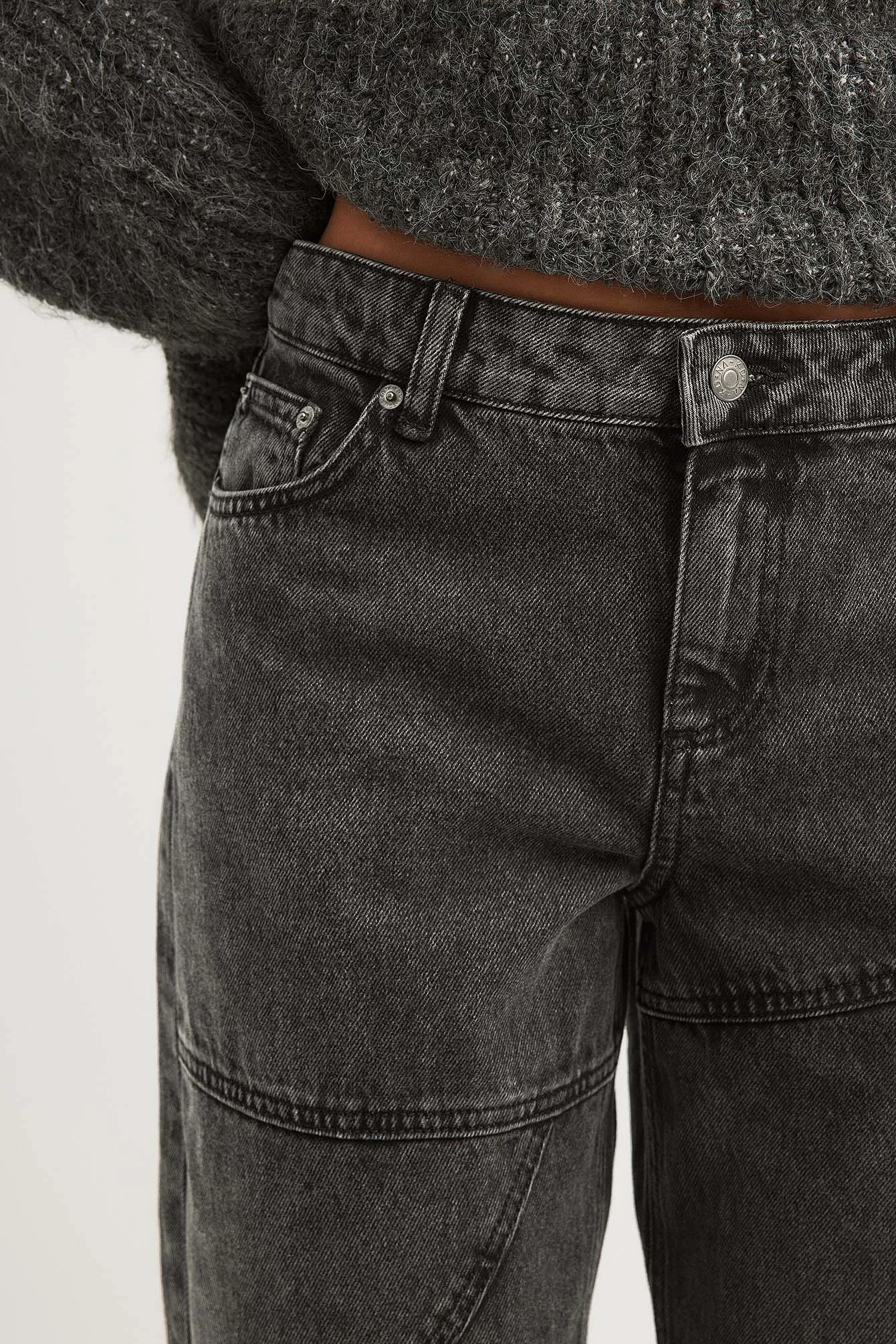 Weite Jeans mit mittlerer Taille und Nahtdetails