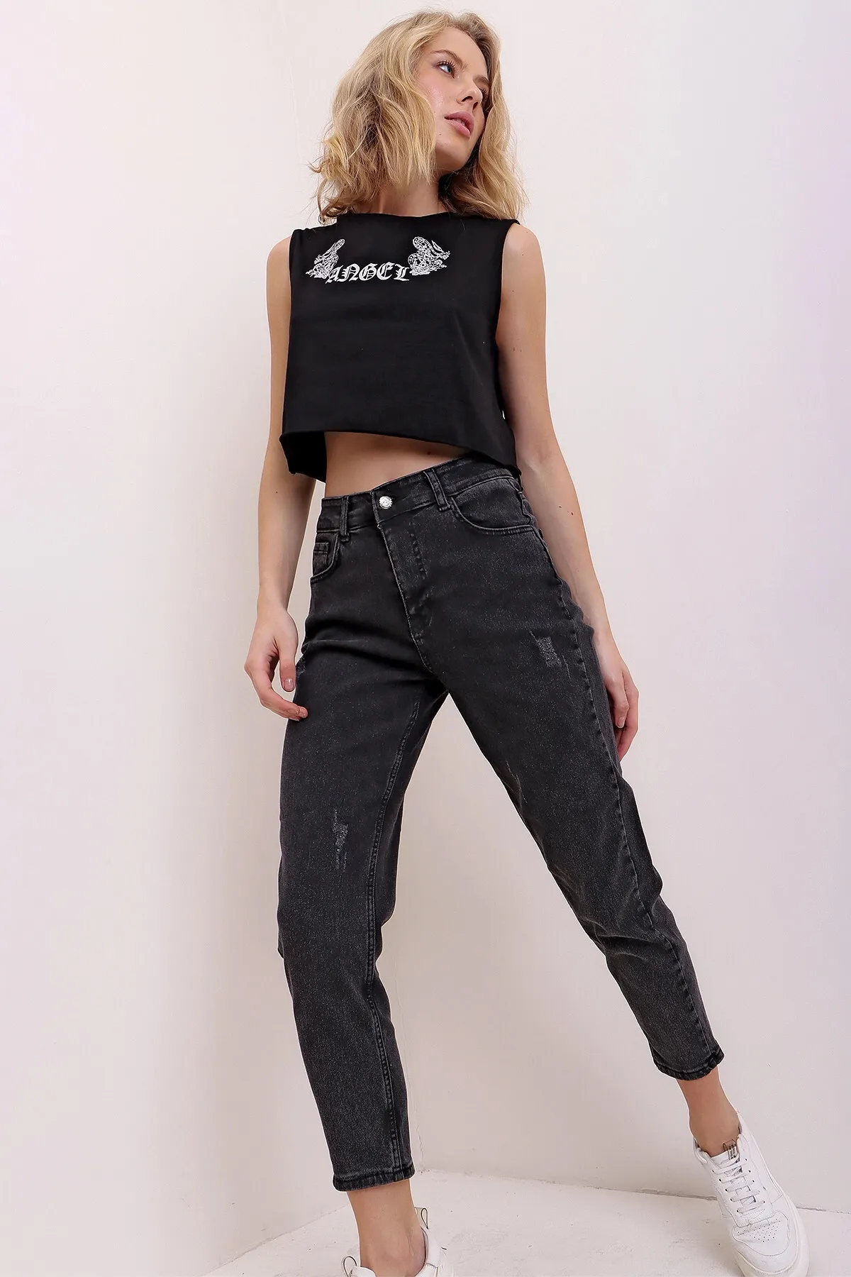 Trend Alaçatı Stili  Mom-Jeanshose aus Lycra mit hoher Taille, zerrissen und detailliert, Df00011