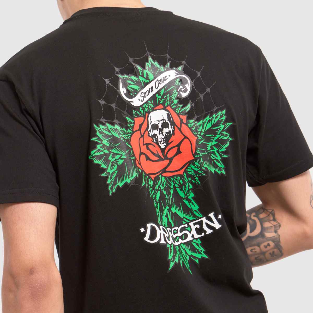 Santa Cruz – Svart t-shirt med rosmönster