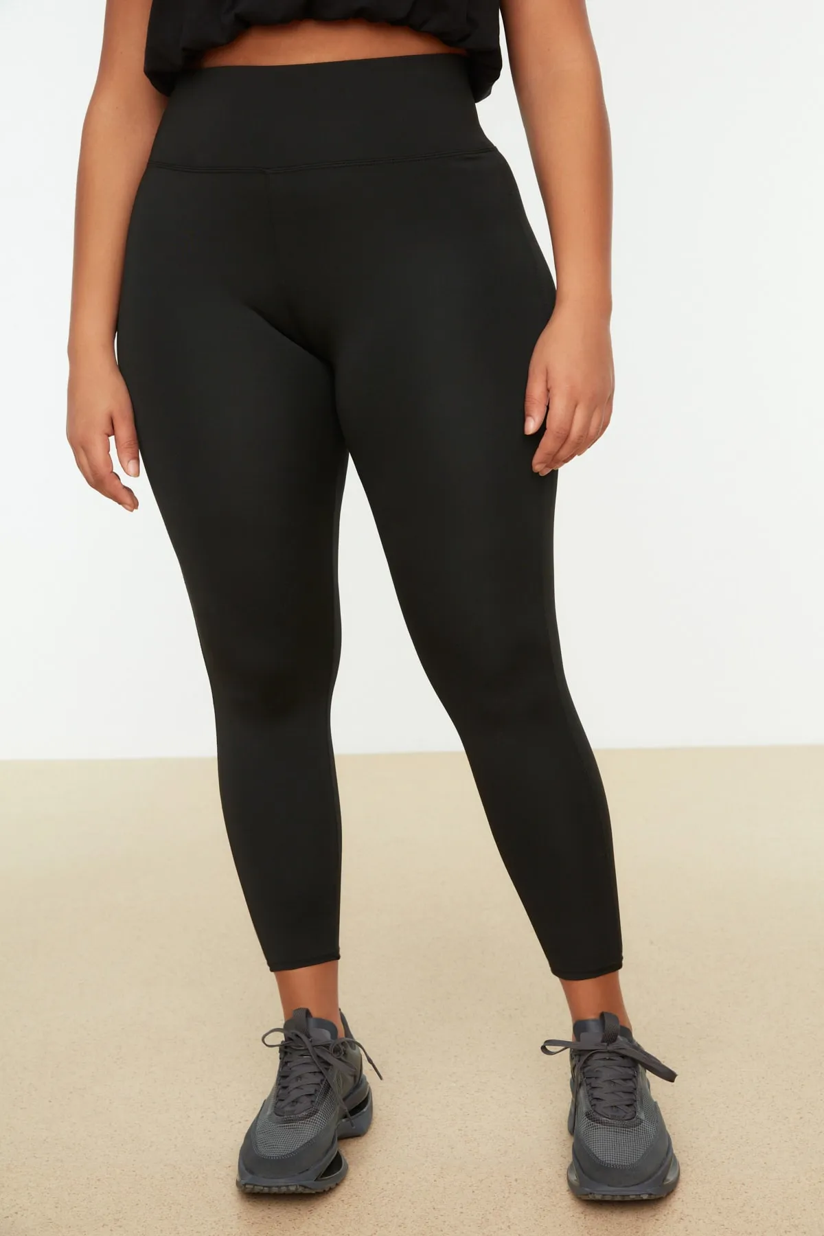 Trendyol Curve  Schwarze gestrickte Sportstrumpfhose mit Raffung TBSSS22TY0020